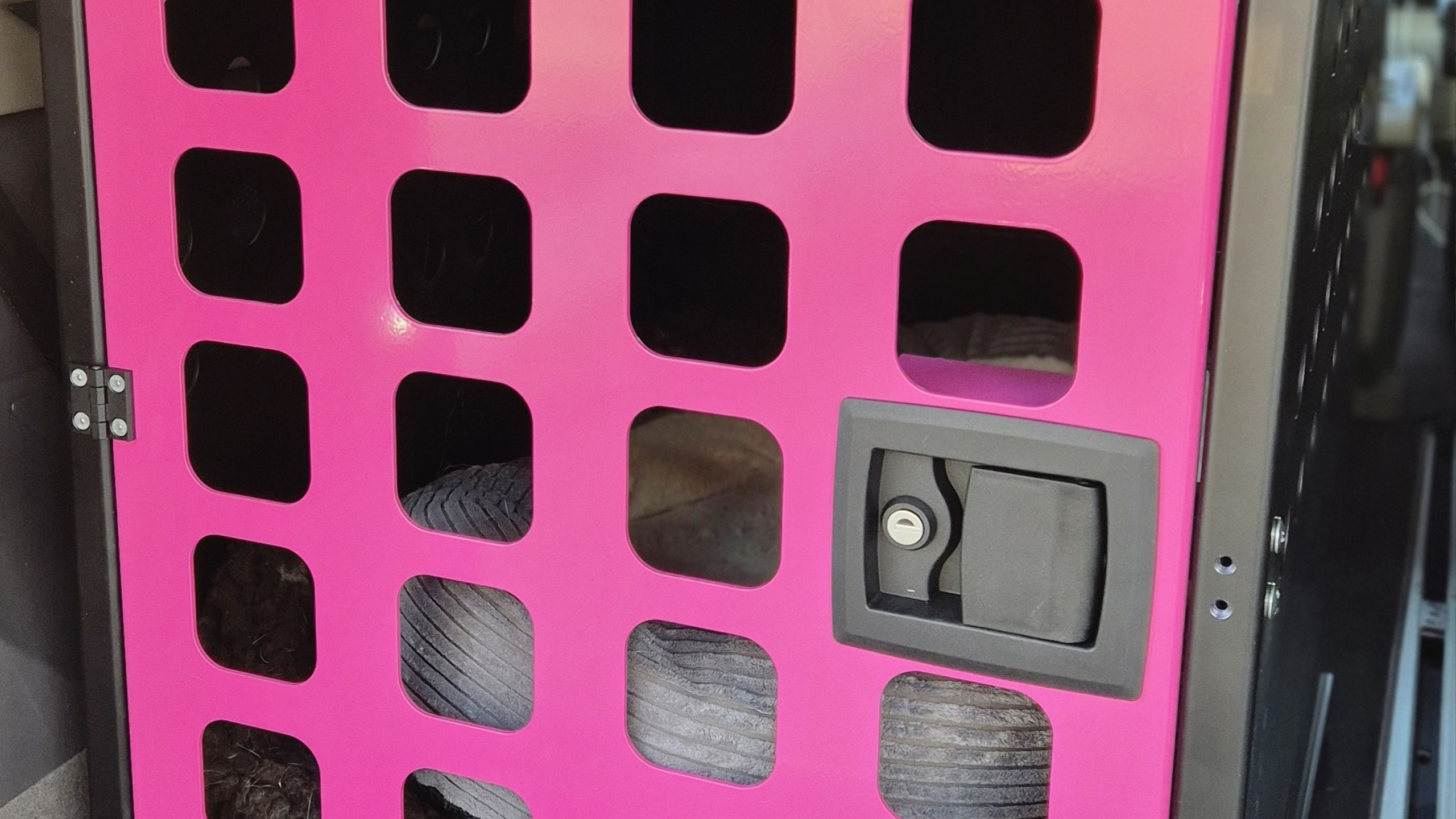 Hundebox aus Aluminium